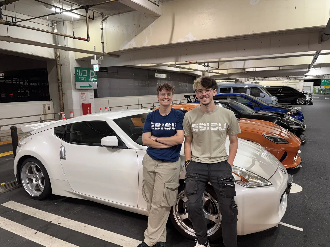 Das SENTORO Team vor einem Nissan 370Z in einem Parkhaus in Japan